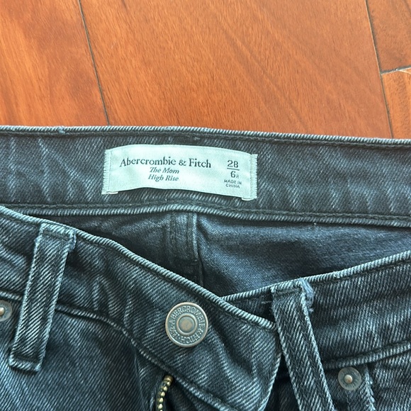 Abercrombie The Mom High Rise Jeans - Picture 2 of 2